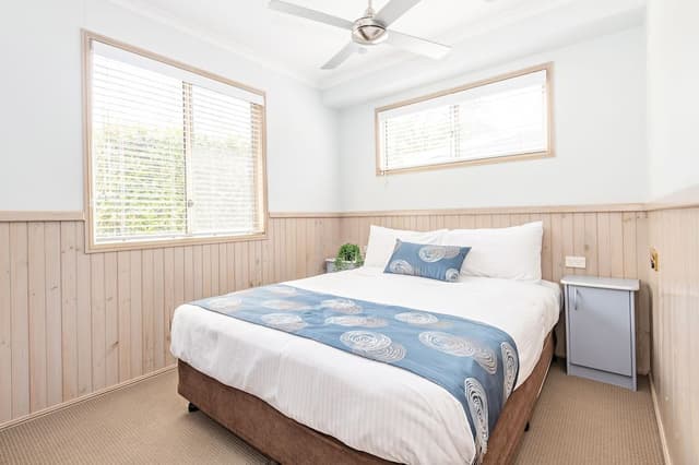 Cambewarra Deluxe Cabin (Queen + Triple Bunk)