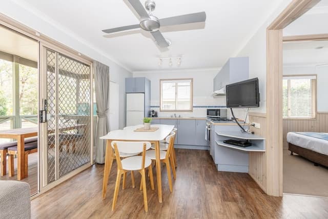 Cambewarra Deluxe Cabin (Queen + Triple Bunk)