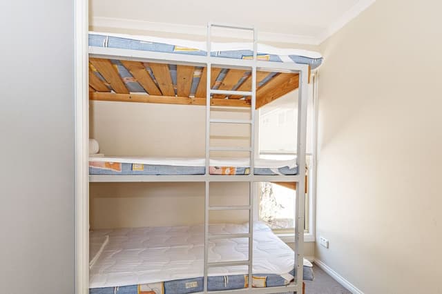Shoalhaven Deluxe Cabin (Double + Single Bunk)