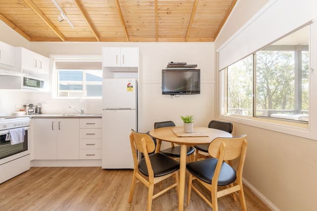 Shoalhaven Deluxe Cabin (Double + Single Bunk)