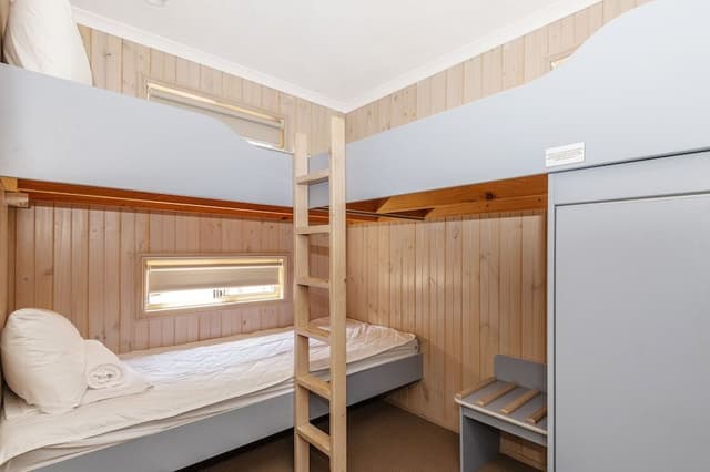 Cambewarra Deluxe Cabin (Queen + Triple Bunk)