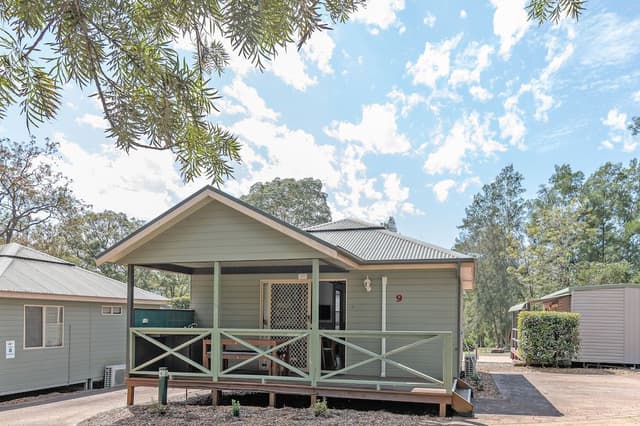 Cambewarra Deluxe Cabin (Queen + Triple Bunk)