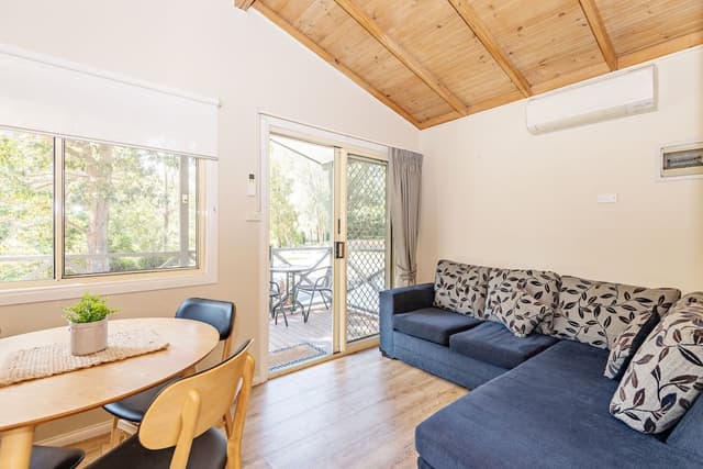 Shoalhaven Deluxe Cabin (Double + Single Bunk)
