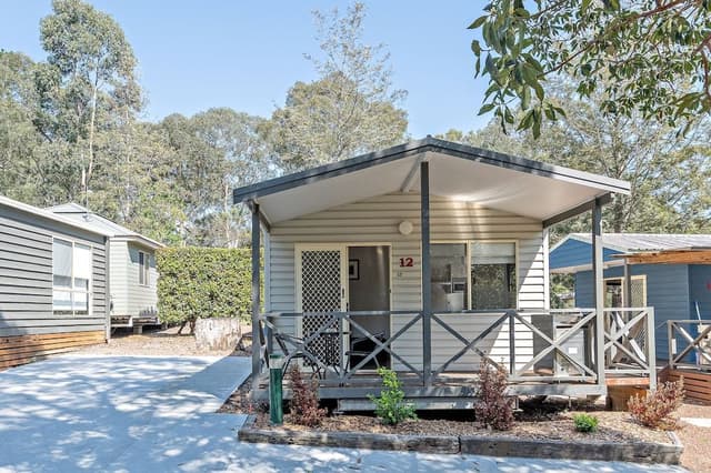 Shoalhaven Deluxe Cabin (Double + Single Bunk)