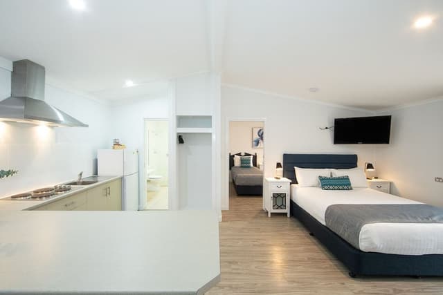 Family Suite, Multiple Beds, Kitchenette, Poolside