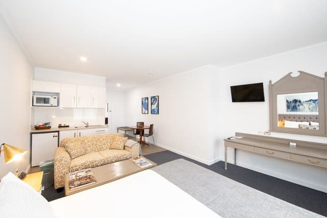 Room, 1 King Bed, Non Smoking, Kitchenette