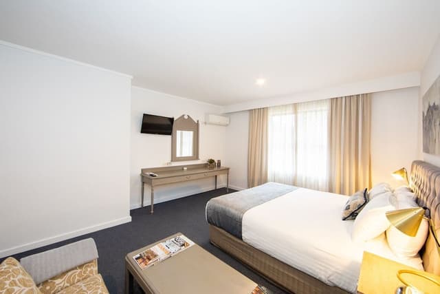 Room, 1 King Bed, Non Smoking, Kitchenette