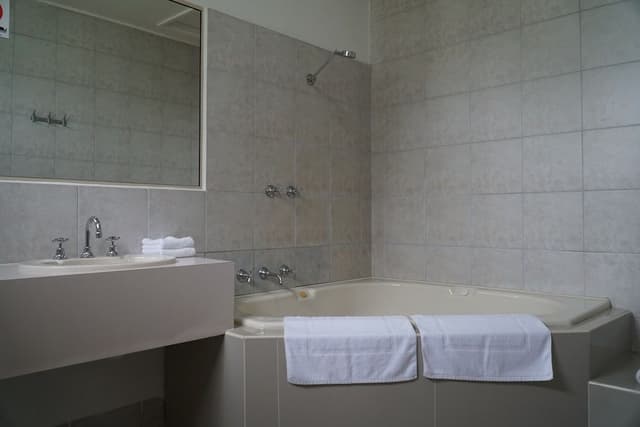 Queen Spa Room