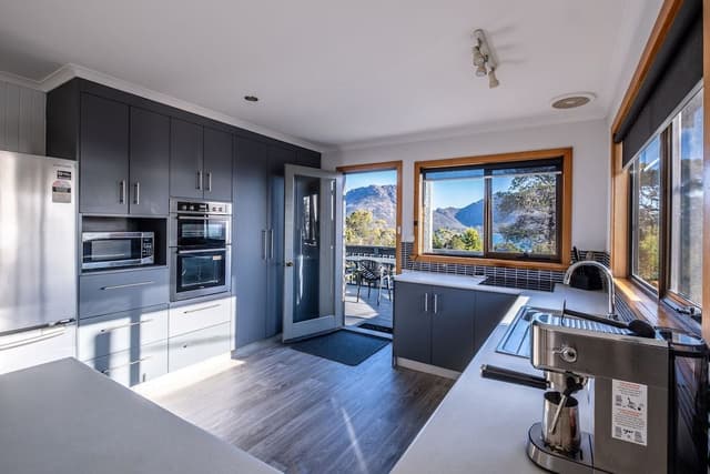 4 Bedroom Family House with stunning Ocean Views