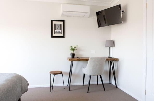 Queen Room with ensuite (Shared Lounge & Kitchen)
