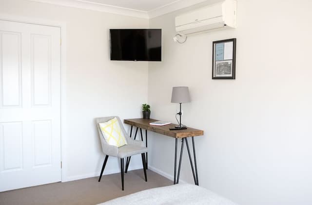 Queen Room with ensuite (Shared Lounge & Kitchen)