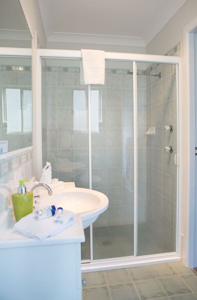 Queen Room with ensuite (Shared Lounge & Kitchen)