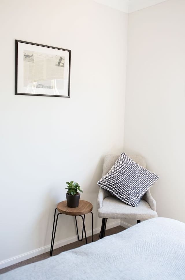 Queen Room with ensuite (Shared Lounge & Kitchen)