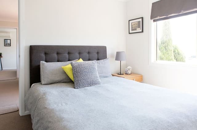 Queen Room with ensuite (Shared Lounge & Kitchen)