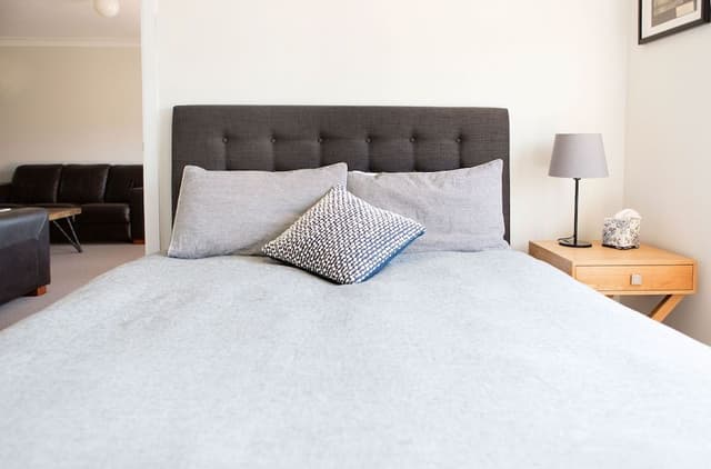 Queen Room with ensuite (Shared Lounge & Kitchen)