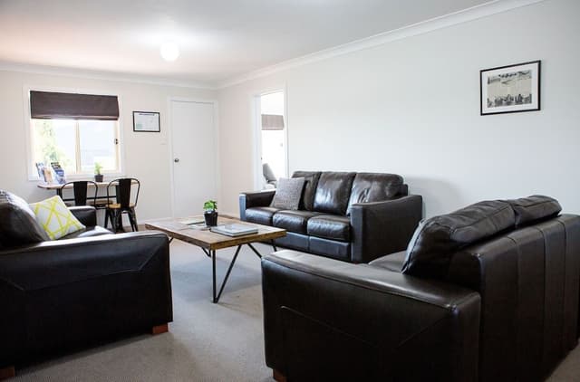 Queen Room with ensuite (Shared Lounge & Kitchen)