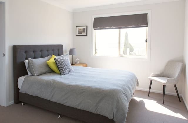 Queen Room with ensuite (Shared Lounge & Kitchen)