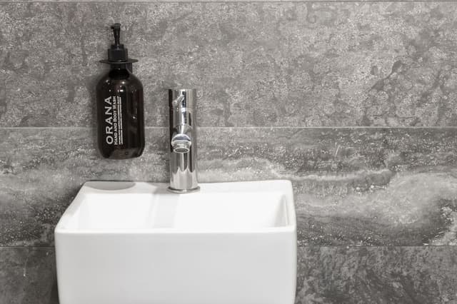 Deluxe Double, Shared Bathroom