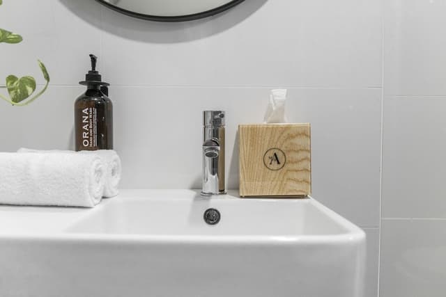 Deluxe Double, Shared Bathroom