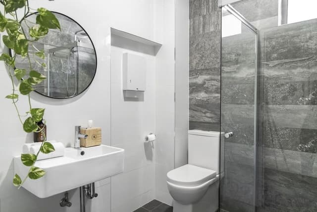 Deluxe Double, Shared Bathroom