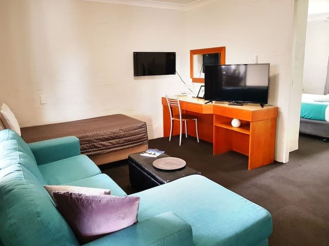 Standard Suite, 1 Bedroom, Non Smoking, Kitchenette (Queen Double Room)