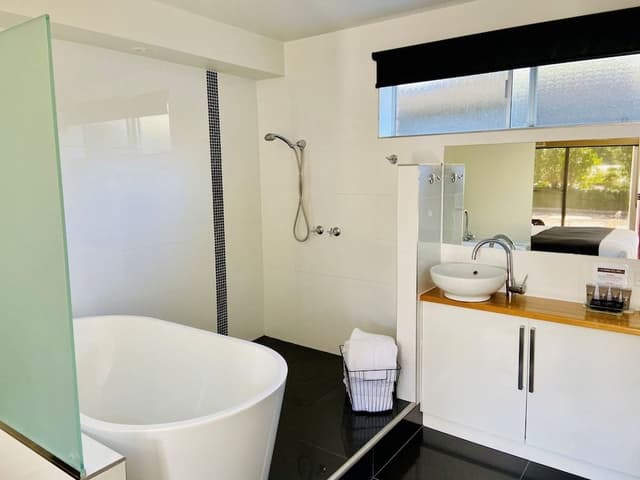 Deluxe Suite, 1 Bedroom, Non Smoking, Balcony (Couples Deluxe Suite mdwk)