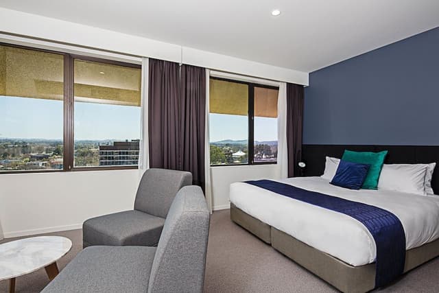 Deluxe Suite (1 King Bed or 2 Twin Beds)