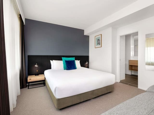 Deluxe Suite (1 King Bed or 2 Twin Beds)