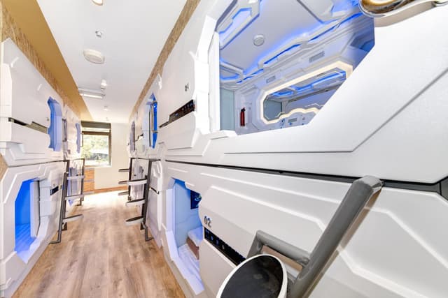Deluxe Capsule with Side Entrance