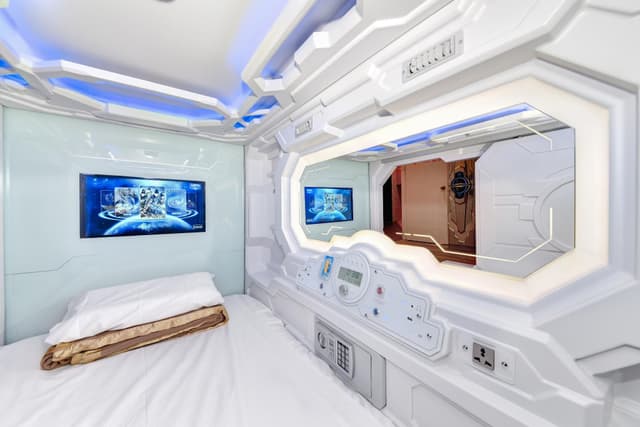 Deluxe Capsule with Side Entrance
