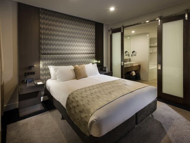 Junior Suite, 1 King Bed, Club Lounge Access