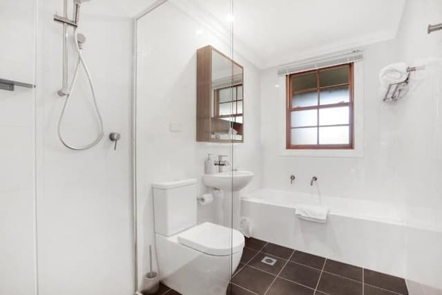 Deluxe King Suite 6