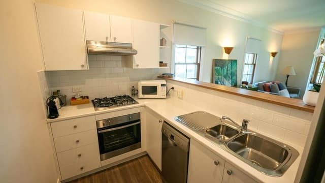 Deluxe King Suite 3