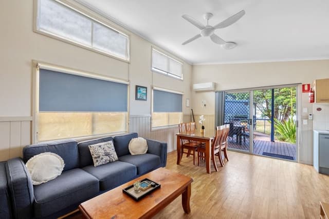 Superior Villa - Sleeps 4 - Dog Friendly