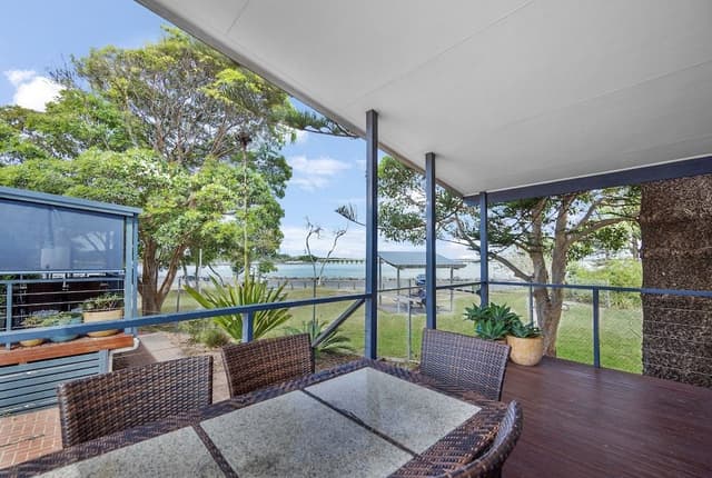 Superior Villa - Sleeps 4 - Dog Friendly