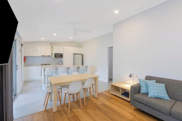 Superior Villa - Sleeps 6 - Dog Friendly