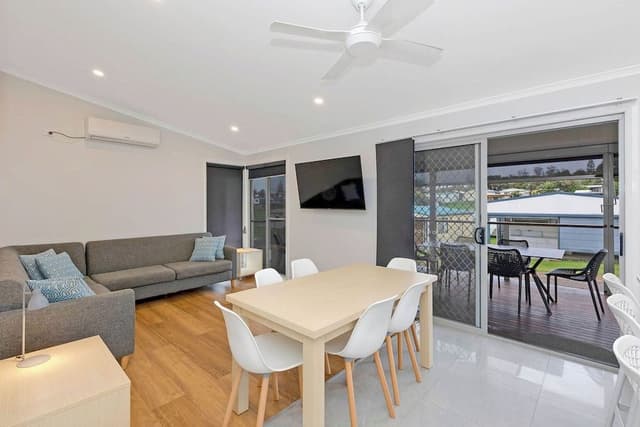 Superior Villa - Sleeps 6 - Dog Friendly