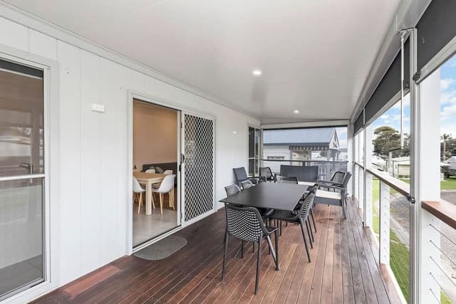 Superior Villa - Sleeps 6 - Dog Friendly