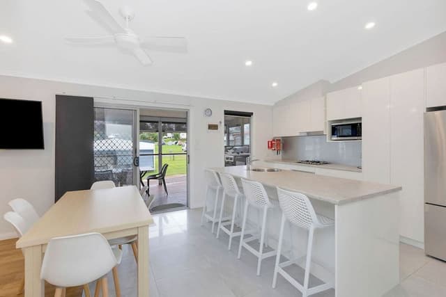 Superior Villa - Sleeps 6 - Dog Friendly