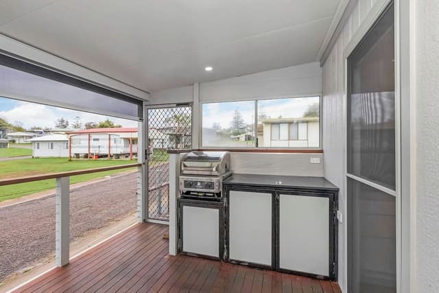 Superior Villa - Sleeps 6 - Dog Friendly