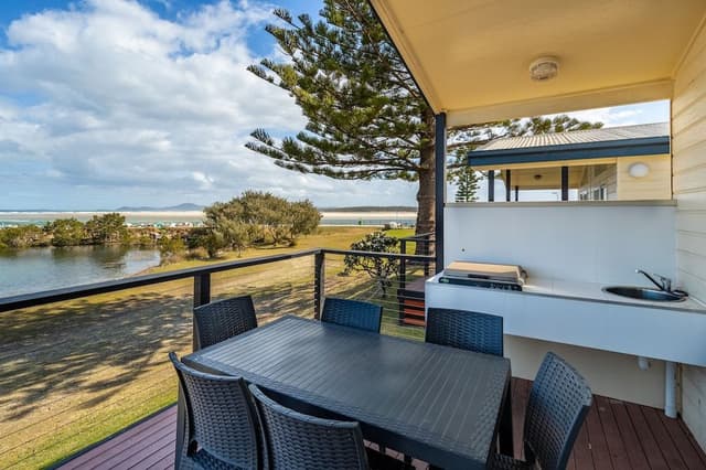 Watefront Deluxe Spa Cabin