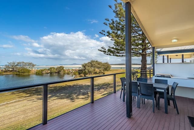Watefront Deluxe Spa Cabin