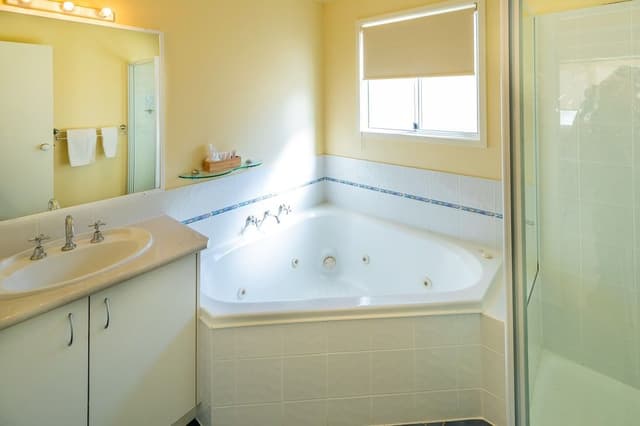 Watefront Deluxe Spa Cabin
