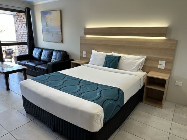 Standard Room, 1 Queen Bed, Non Smoking, Balcony (Standard Queen Room)