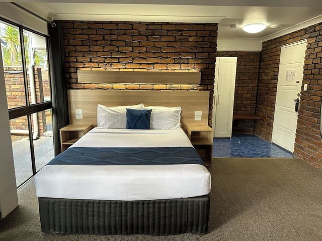Standard Room, 1 Queen Bed, Non Smoking, Balcony (Standard Queen Room)