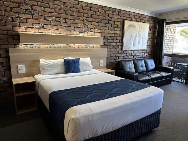 Standard Room, 1 Queen Bed, Non Smoking, Balcony (Standard Queen Room)
