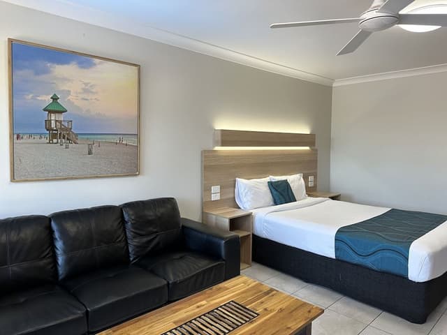 Standard Room, 1 Queen Bed, Non Smoking, Balcony (Standard Queen Room)