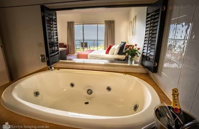 Deluxe Spa Room