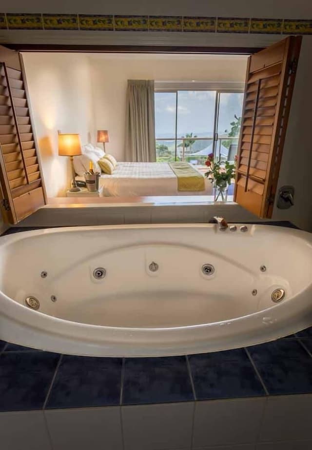 Deluxe Spa Room
