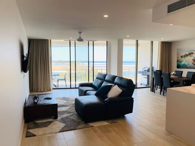 Luxury Apartment, 2 Bedrooms, Beachfront